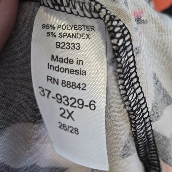 Woman Within Floral Tunic - Picture 4 of 5